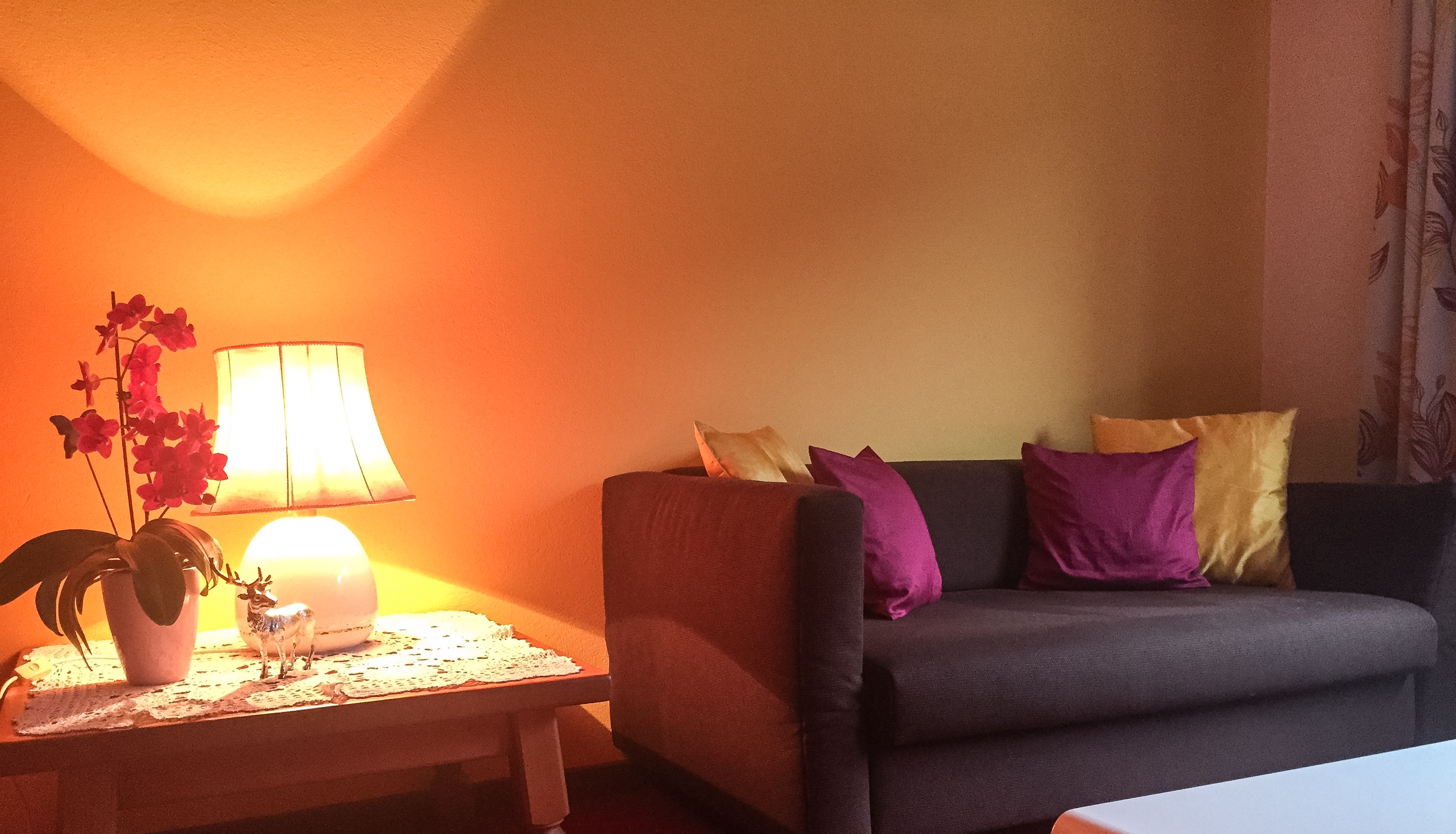 Gaestehaus Hochtirol Ferienwohnung Tux Zillertal Wohnzimmer.JPG - 